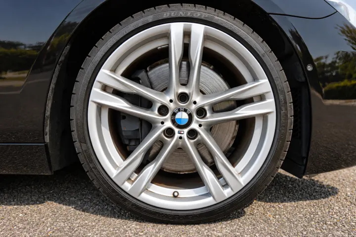 Alloy wheel and tyre