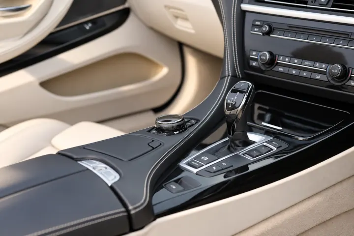 Centre console, gear selector and iDrive controller