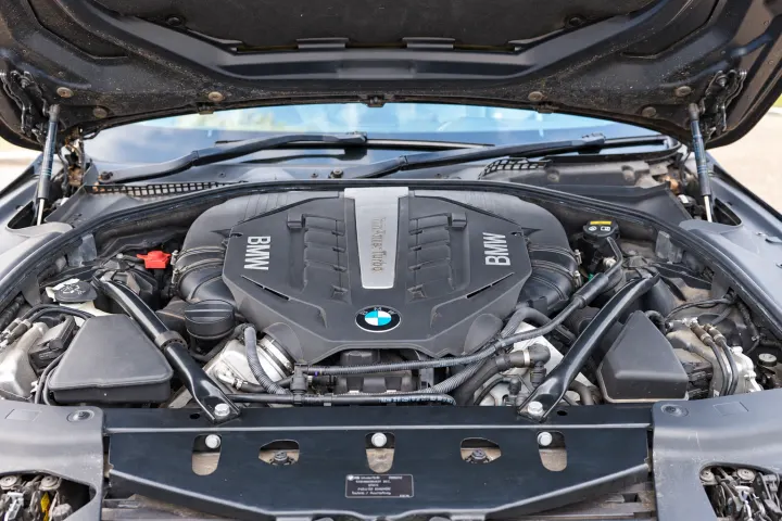 BMW V8 engine bay