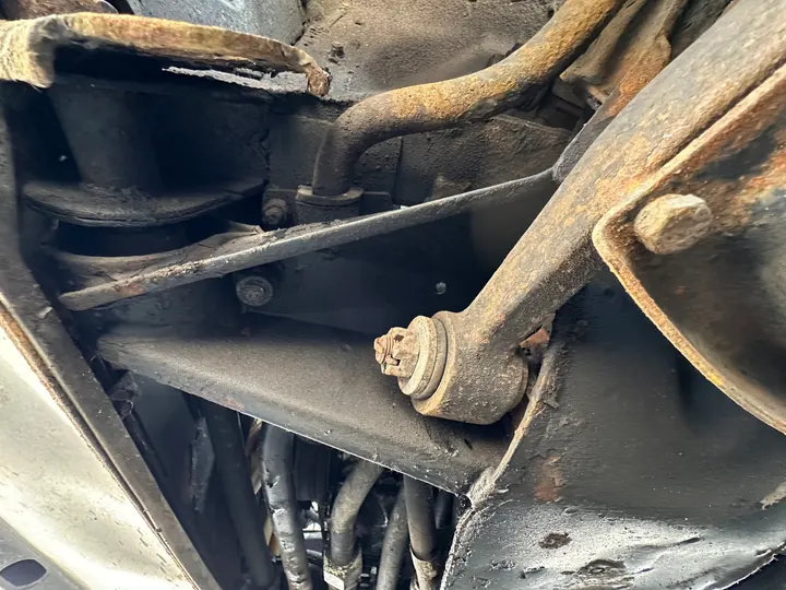 Underside: exhaust and mountings