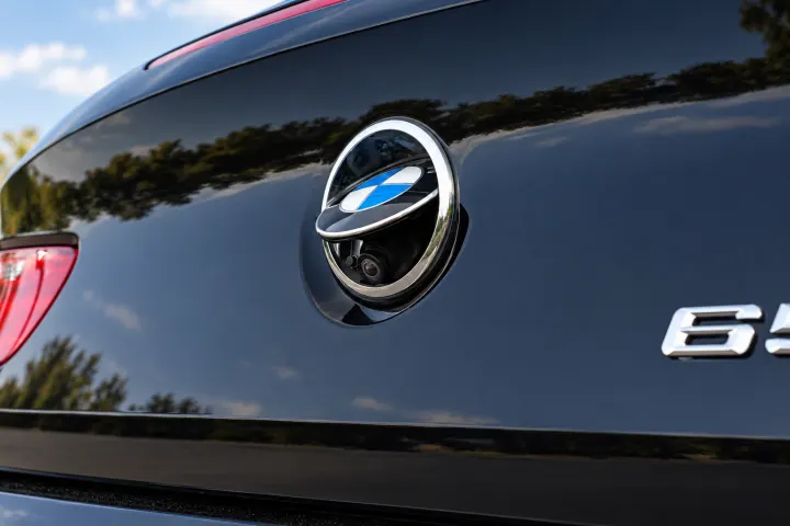 Reversing camera beneath the BMW badge