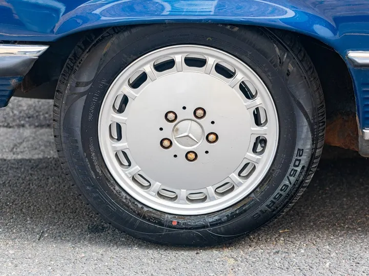 Fifteen-hole alloy wheel
