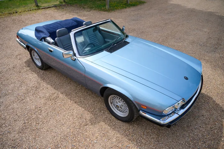 Front three-quarter, roof stowed